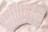 Jeu de cartes de tarot et d'oracle personnalisable KingCards en papier d'art hautement portable avec estampage à chaud personnalisé, incluant un livret et un journal avec bordure dorée