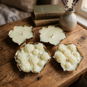 Urli con flores, velas artísticas hechas a mano en contenedor dorado con diseño de rosas para decoración del hogar en interiores. - Product Image 1