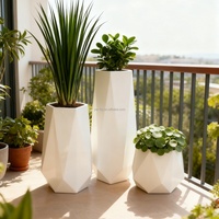 Pot de fleurs extérieur en fibre de verre durable avec revêtement PE, grand bac de plantation, couleur personnalisée, pour hall d'hôtel, usage commercial moderne