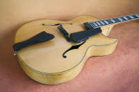 Gitar Elektrik Jazz 16" Buatan Tangan Yunzhi Luthier, Finishing Emas, Kayu Maple Berapi, Body Hollow, Top Spruce, Fingerboard Ebony, 6-String