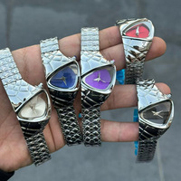Montre Homme Personnalisée Forme Serpent Irrégulière Écailles de Dragon Bracelet en Alliage Montre à Quartz Étanche Cadran Triangulaire Montres-Bracelets (WA574)