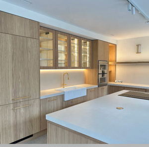 Cuisine ouverte en bois clair avec îlot central, évier, plaque à induction et réfrigérateur |   Système de meubles de cuisine modulaire tout-en-un - Product Image 1
