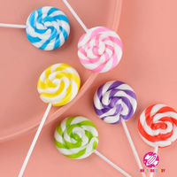 Sucette de confiserie en vrac personnalisée pour enfants Snack Rainbow Swirl Pops Bonbons durs Saveur de fruits sucrés Forme ronde Sucette plate