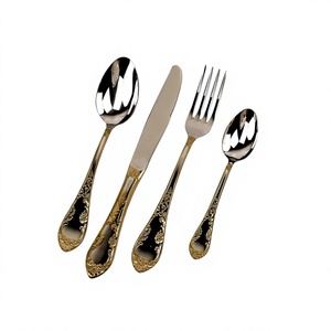 Ensemble de couverts en acier inoxydable bicolore or et argent, avec des poignées ornées de motifs baroques et des têtes polies miroir. - Product Image 1