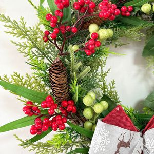 Corona Navideña Ecológica en Oferta, Corona Artificial Colgante con Bayas Rojas y Decoración de Piñas para Decoración Navideña del Hogar - Product Image 3