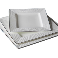 Service de table élégant en porcelaine fine au design vintage, assiettes carrées blanches en céramique avec bordure argentée pour le restaurant