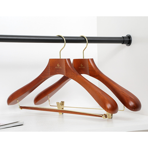 <span class=keywords><strong>Cintre</strong></span> en bois premium LINDON, robuste, à épaules larges, pour costumes, manteaux et pantalons - Product Image 5