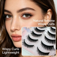 Les artistes en cosmétiques sur le marché nordique ajustent d'abord la forme des yeux et appliquent des faux cils pour agrandir les yeux.