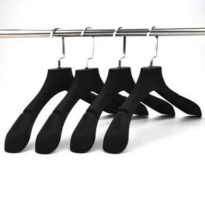 Premium gummi beschichtete Kleiderbügel aus schwarzem, mattem Kunststoff für Männer