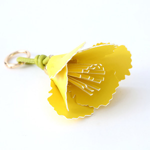 Porte-clés Fleur d'œillet en Cuir PU Fait Main avec Pompon Floral et Anneau Métallique pour Sac à Main, Sac à Dos ou Ornement - Product Image 3