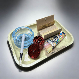 Set de Fumar 4 en 1 Personalizado: Papel de Liar, Grinder, Cenicero y Bandeja Portátil para Tabaco al por Mayor - Product Image 1