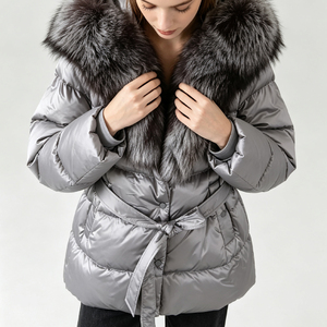 Nuovo <span class=keywords><strong>Cappotto</strong></span> in <span class=keywords><strong>Pelliccia</strong></span> di Procione Tyan con Grande Colletto, <span class=keywords><strong>Grigio</strong></span>, Imbottito in Piuma, Lunghezza Media, Vestibilità Ampia, Alta Qualità - Product Image 5