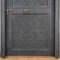 Bois marocain traditionnel avec porte sombre berbère à motifs géométriques sculptés à la main complexes