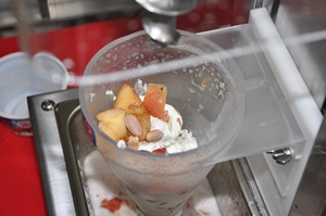 Machine à glaces et yaourts glacés à la crème glacée au lait et aux fruits à haute productivité, avec compatibilité 110V/220V - Product Image 5