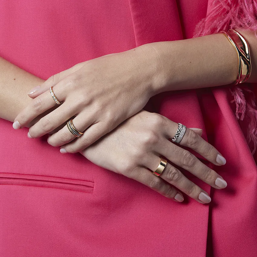 女性のためのダイヤモンドナチュラルダイヤモンドリング付きカスタム結婚指輪セット18Kゴールド