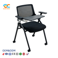 Chaise de formation pliante Qichen, directement de l'usine, avec plateau relevable, dossier en maille noire, quatre roulettes, empilable pour salle de classe