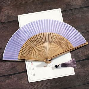Éventail pliant en soie personnalisable avec nom des mariés, date et style floral pour mariages, fêtes et souvenirs - Product Image 2