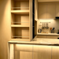 Meubles de cuisine modulaires modernes bicolores blancs en bois massif avec finition acier inoxydable, durables, avec charnières, plan de travail en quartz et évier inclus