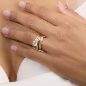 Bague personnalisée en argent forgé à surface texturée pour femme Forme épaisse irrégulière avec diamant taille ovale pour les fêtes - Product Image 5