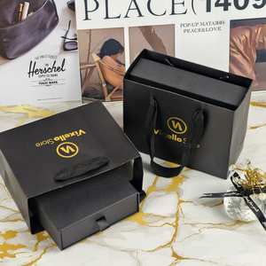 Bolsa de Regalo de Papel Kraft Negra de Lujo USM con Logotipo de Marca Privada Personalizado para Exhibiciones de Ropa - Product Image 3