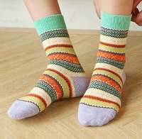 Vente en gros de chaussettes en laine mérinos confortables et personnalisées pour maison printemps-hiver avec motifs floraux