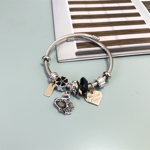 Phụ Nữ Sang Trọng Của Thời Trang Mới Quyến Rũ Vòng Đeo Tay Với Mặt Dây Chuyền Trái Tim Thép Không Gỉ <span class=keywords><strong>Swarovski</strong></span> Yếu tố Thiết Kế Thanh Lịch Dành Cho Phụ Nữ - Product Image 3