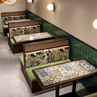 Mittelalterliches Massivholz-Sitzgruppen-Set mit Esstisch und Stühlen, Tischplatte aus Kunststein für Restaurants, Hotpot-Lokale und Grillbuden