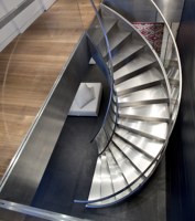 Escalier incurvé intérieur de style européen et moderne, balustrade en verre trempé