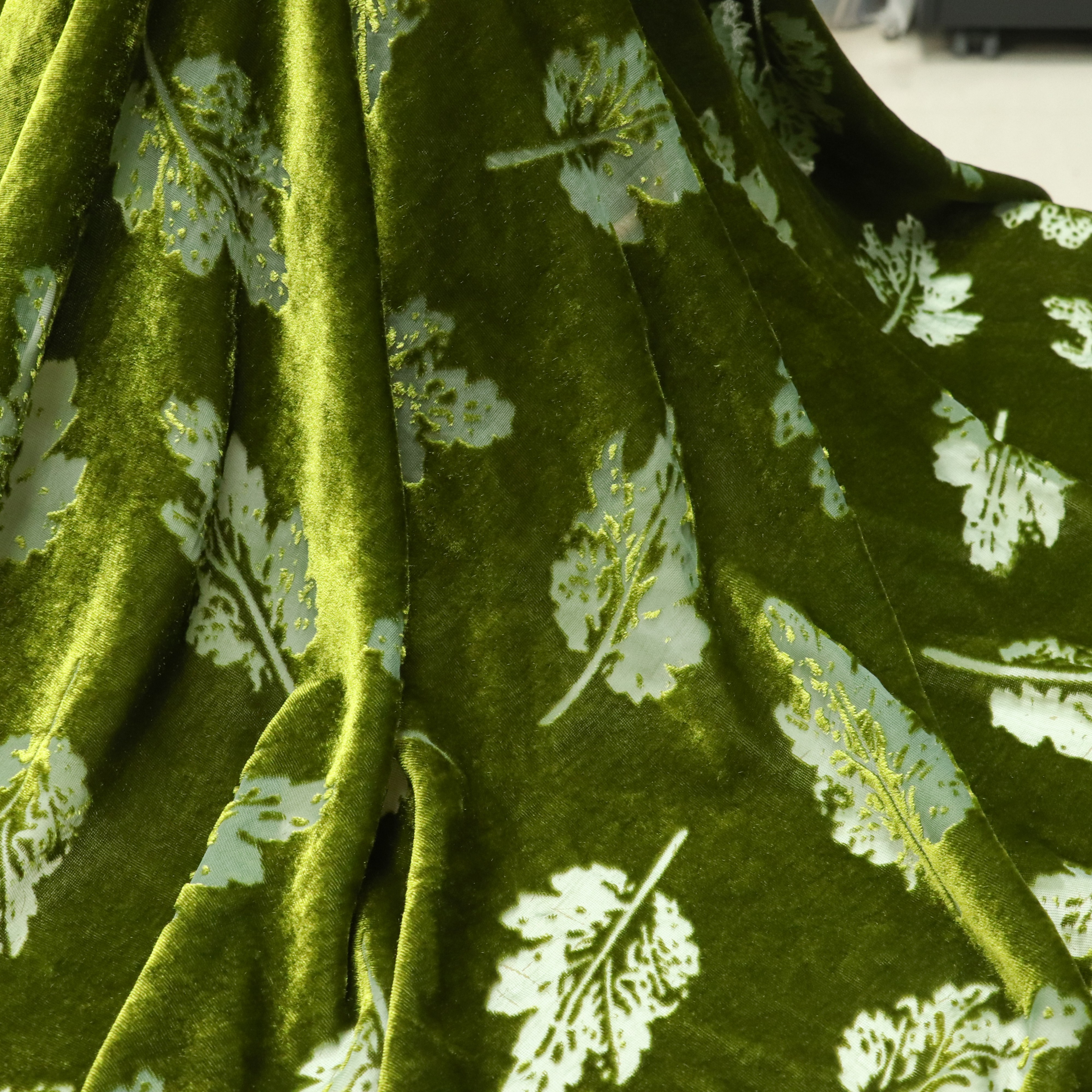 China Hot Sale Nylon Viscose Print Burnout Velvet Fabric for Fashionable Dress