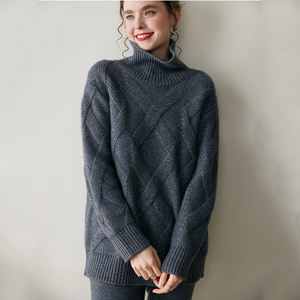 سويتر جديد من الكشمير بياقة مدورة للنساء سميك ودافئ منغوليا من الأعلى بلون واحد برقبة عالية سويتر كابل للسيدات - Product Image 1