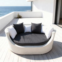 Runde Outdoor-Rattanliege mit individuell gefärbten Kissen – Mehrpersonen-Terrassenliege für Strandterrassen & luxuriöse Balkon-Entspannung