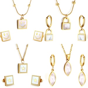 Collar y Pendientes de Acero Inoxidable con Baño de Oro de 18k, Diseño de Sonrisa, Resistentes al Agua, Fabricados en China, Joyería de Moda para Mujer - Product Image 1