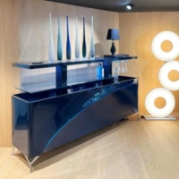 Buffet moderne brillant avec éclairage LED et design incurvé, meuble de rangement taupe avec pieds métalliques pour salon