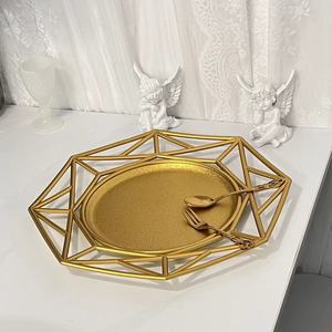 <span class=keywords><strong>Assiette</strong></span> dorée rétro de luxe léger en plastique, transparente, pour décoration de mariage, hôtel, fête, avec procédé de peinture par pulvérisation, pour le commerce extérieur - Product Image 3