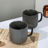 En gros En vrac Rayures Emboss Noir Mat Petit Personnalisé Thé Au Lait Café Verres 380ml Tasse En Céramique Tasse