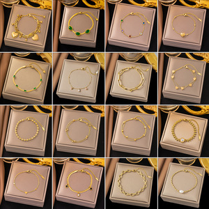 Bracciale in Acciaio Inossidabile con Croce Dorata di Alta Classe, Stile Europeo e Americano, Colore Resistente per Donne - Product Image 2