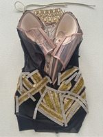 Robe de scène de luxe pour femme, design exclusif, ornée de strass dorés, avec corset en maille noire micro-élastique et armatures, pour spectacle de haute couture