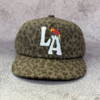 Casquette de baseball personnalisée à 5 panneaux en coton à imprimé léopard, à visière courte et incurvée, avec broderie et sangle en cuir grainé de litchi vintage