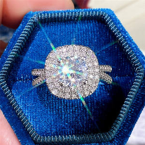 Anello di Fidanzamento F1210 per Donna in Oro Bianco con Diamante Naturale Taglio Brillante Rotondo Colore D Design Halo - Product Image 4