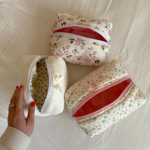 <span class=keywords><strong>กระเป๋า</strong></span>เก็บของจำเป็นสำหรับเดินทางเครื่องสำอางผ้าฝ้ายยับลายดอกไม้ออกแบบโลโก้ขนาดตามสั่ง - Product Image 3