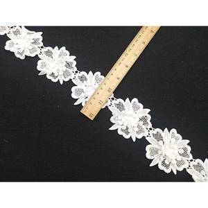 Adornos Bordados 100% Algodón con Diseño Floral 3D en Amarillo y Blanco de 4.5cm 30x10x40 para Costura, Manualidades, Decoraciones de Boda RSP405 - Product Image 4