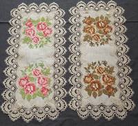 Chemin de table classique en point de croix uni avec des motifs de dentelle et de fleurs complexes, 100% polyester, respectueux de l'environnement