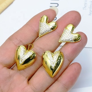 ของขวัญวันครบรอบ ต่างหูรูปหัวใจประดับเพชรรูปไข่ชุบทอง 18K สำหรับผู้หญิง - Product Image 4