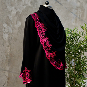 Abaya noire avec broderie florale rose, robe longue pour femme, style cape, vêtement tendance - Product Image 1