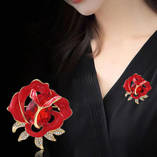 Broches de Flores de Rosa Roja Brillante Weiman, Broches de Diseñador Personalizados de Aleación Chapada en Oro con Cristales de Estrás para Mujer - Product Image 2