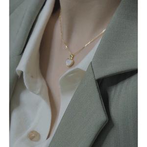 Collier élégant et simple en or 14 carats avec pendentif en forme de papillon et de cœur de pêche, chaîne de clavicule blanche avec accents de perles - Product Image 2