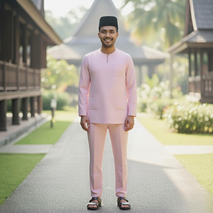 TELUK BELANG Malasia SIPO atuendo islámico: Kurta negro con <span class=keywords><strong>cuello</strong></span> en V <span class=keywords><strong>y</strong></span> sombrero negro, camino <span class=keywords><strong>de</strong></span> madera - Product Image 3