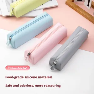 Sac de rangement de voyage moderne de luxe en silicone, étanche et anti-poussière, pour maquillage et articles de toilette, grand porte-téléphone et porte-monnaie, couleur unie - Product Image 2