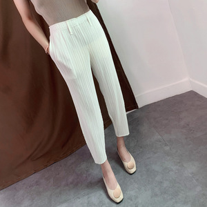 Pantaloni da <span class=keywords><strong>donna</strong></span> di grandi dimensioni pieghettati 2023 primavera ed estate nuovi pantaloni Casual pieghettati a nove gambe pieghettati bianchi - Product Image 1