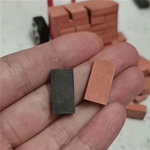 Mini briques rouges et grises réalistes faites à la main pour murs en briques miniatures, idéales pour les paysages miniatures DIY, les jouets muraux, les projets d'artisanat et d'art. - Product Image 2